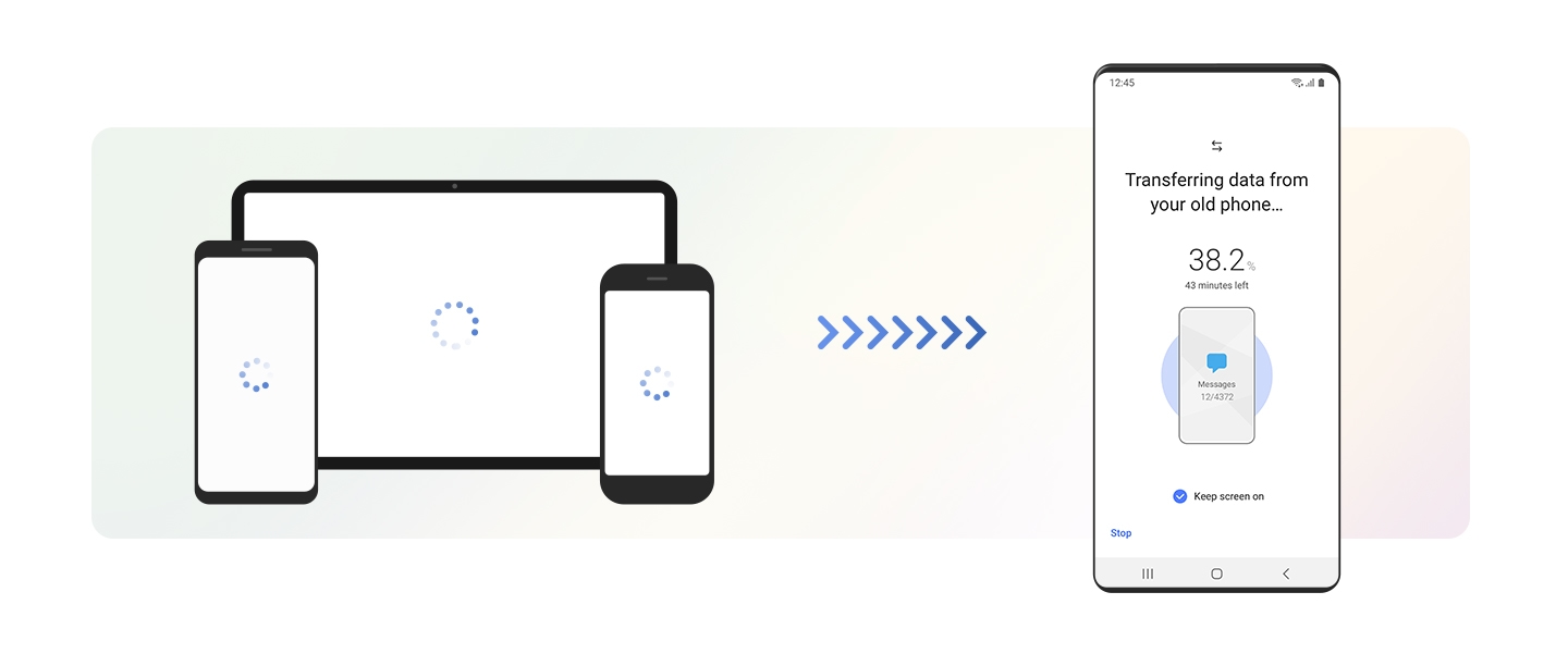 Символ загрузки показан слева на изображении смартфона. Стрелки, указывающие на новую галактику справа, указывают на передачу данных. Интерфейс устройства Galaxy показывает, что Smart Switch копирует данные со старого устройства, с указанием прогресса в процентах и ​​оставшихся минутах.